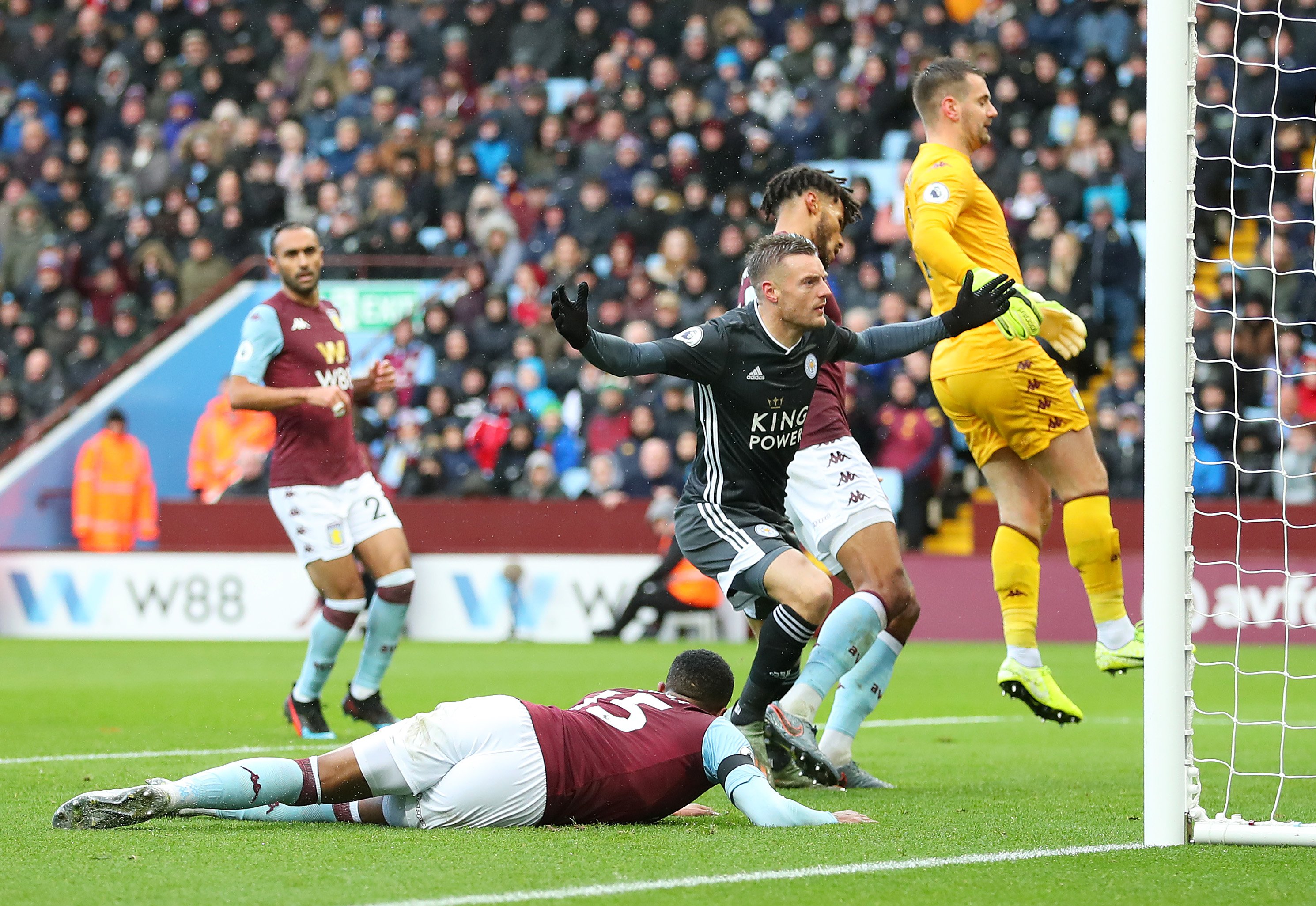 杨超越和黄明昊，双人舞技艺高超，演唱会搭配美妙，粉丝们欢乐自豪.